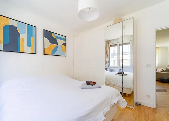 2 Bedroom Close To Subway Station With Parking