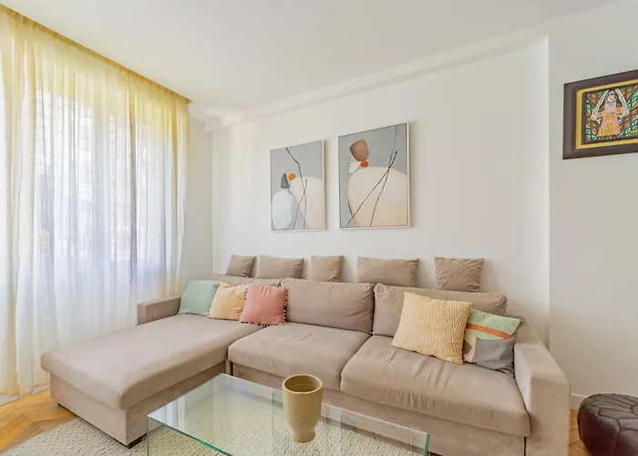 2 Bedroom Close To Subway Station With Parking