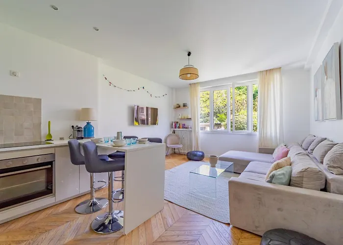 2 Bedroom Close To Subway Station With Parking
